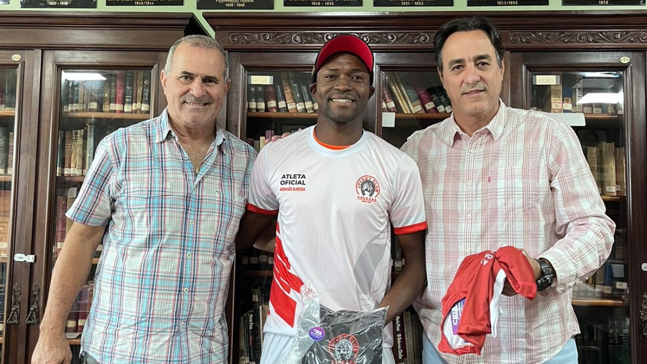 (Parceria atleta Beach Tennis) FOTODIVULGAÇÃO Diretor de Marketing, Evandro Batista, atléta Abrahão Almeida e o presidente do Jockey Club Uberaba, Renato Luiz da Costa