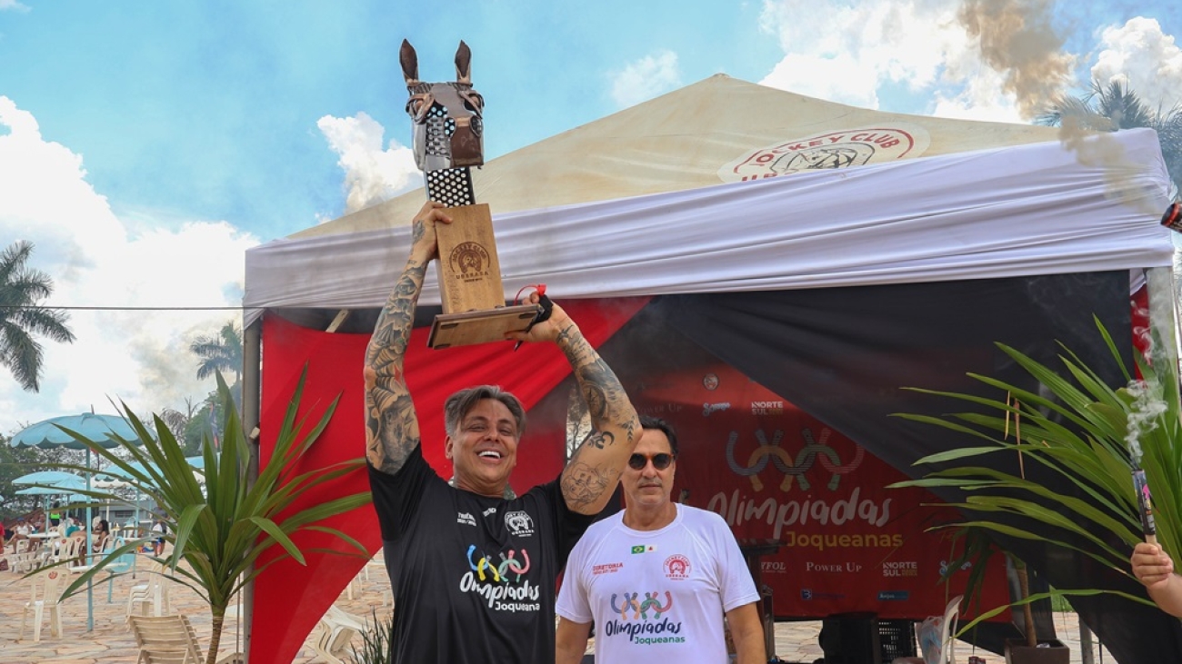 Time preto garantiu a vitória das Olimpíadas Joqueanas 2023. Na foto, o diretor social, Wanderson Marzola, representa a equipe vencedora (FOTO/DIVULGAÇÃO)